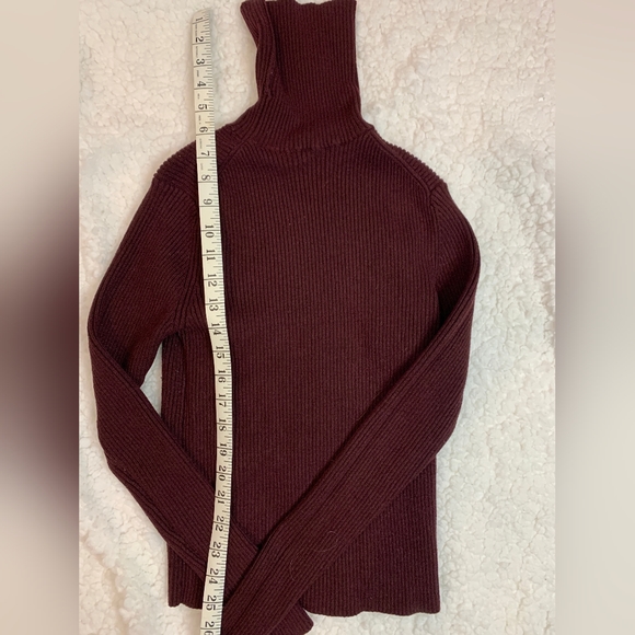 Red Turtleneck sweater - Picture 4 of 6